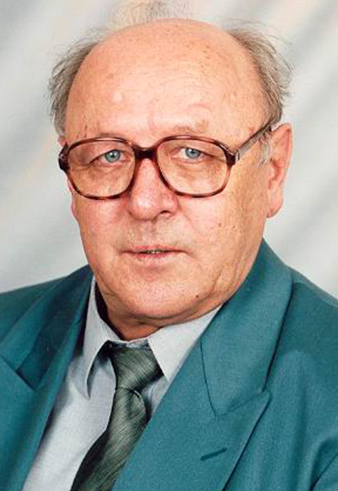 Селезнев Евгений Федорович- учитель ОБЖ, директор (1990-2004 гг.)
